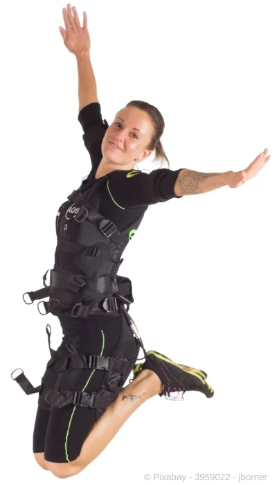 Frau springt in die Luft - aus dem Artikel - Vor- und Nachteile von EMS Training zu Hause vs EMS Studio