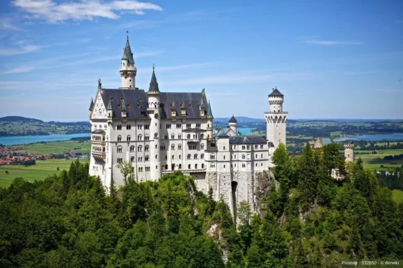 Schloss Neuschwanstein aus der Luft - In diesem Beitrag erfahren Sie wissenswerte Infos über die Reisetrends und beliebte Sehenswürdigkeiten in Deutschland 2022.